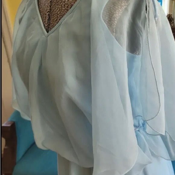 🥰🎁SOLD🎉👍Vintage 1970s Pale blue gown sheer overlay butterfly sleeves. US8. - Picture 4 of 8